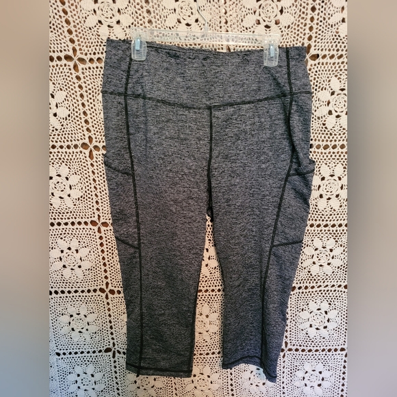 Torrid 2 Active Capri - Picture 1 of 3